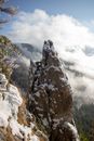 雄伟的山峰与雪雾交织，营造出一片宁静的冬季景观