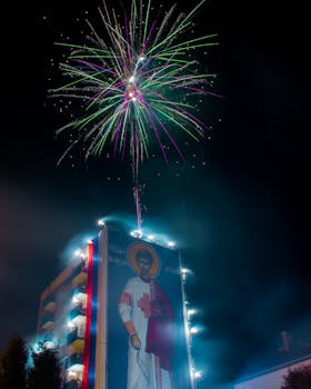 五彩缤纷的烟花照亮了建筑立面上方的美丽夜空