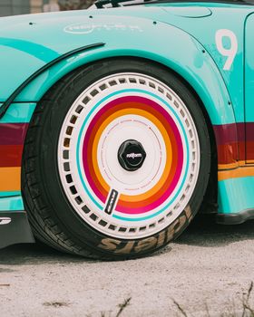 Dramatische Automobil-Aufnahme mit Auto & Nahaufnahme