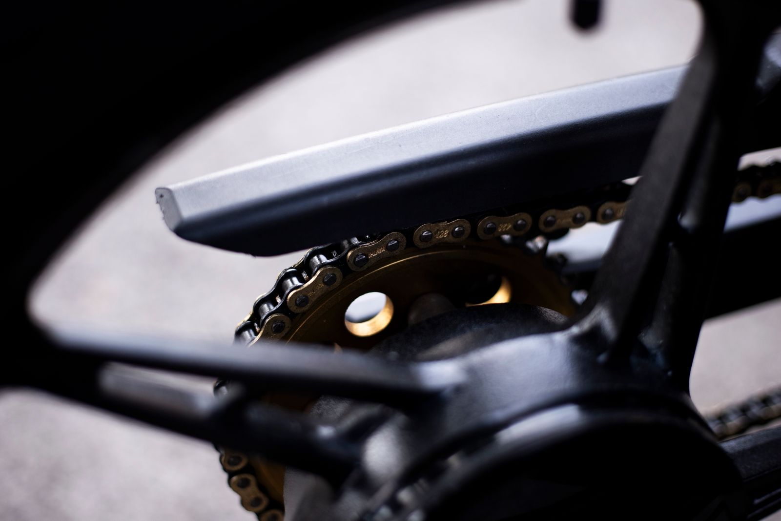 Gros plan sur une chaîne et un pignon de moto en métal