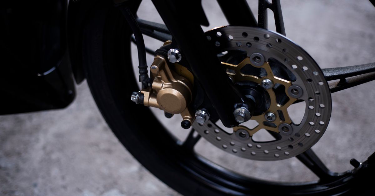 Cambio de pastillas y discos de freno moto en taller ServiMotriz Villavicencio
