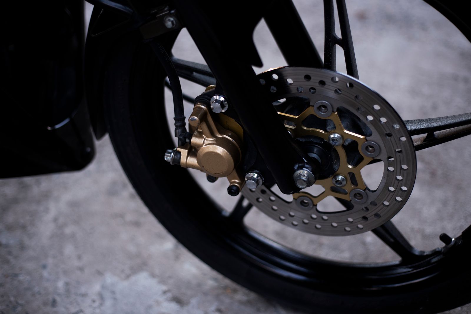Vue détaillée d'un disque de frein et d'un étrier de moto