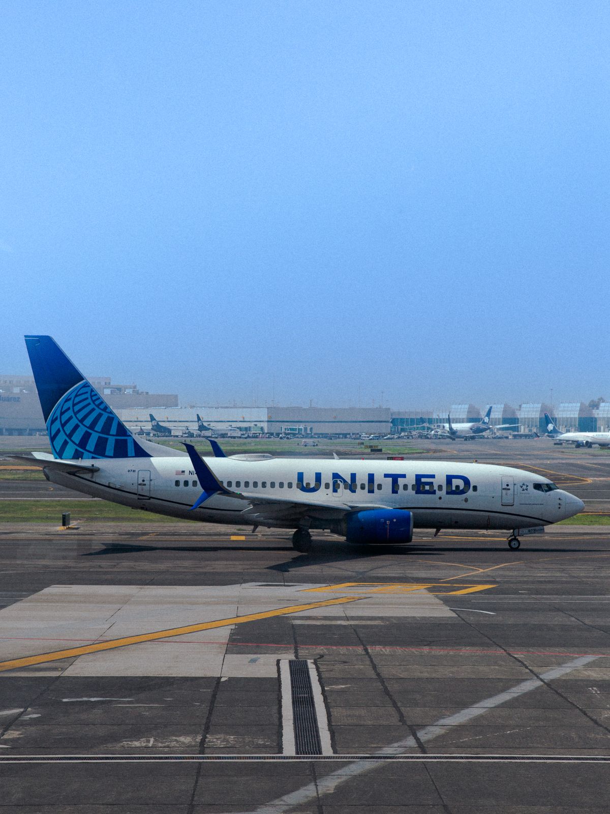 United Airlines plane on runway - airline changes and cancellation assistance