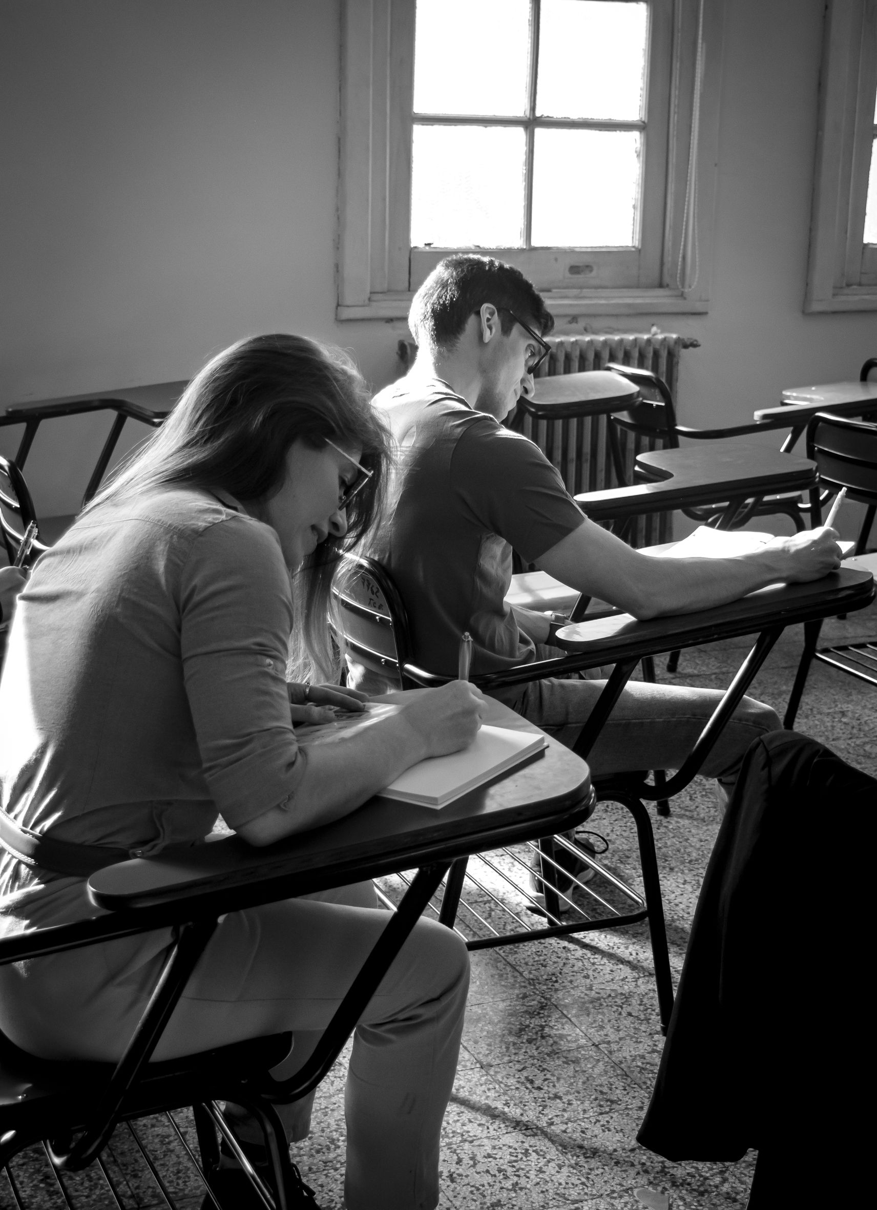 De franc Estudiants que estudien en una aula universitària, concentrats i compromesos. Foto d'estoc