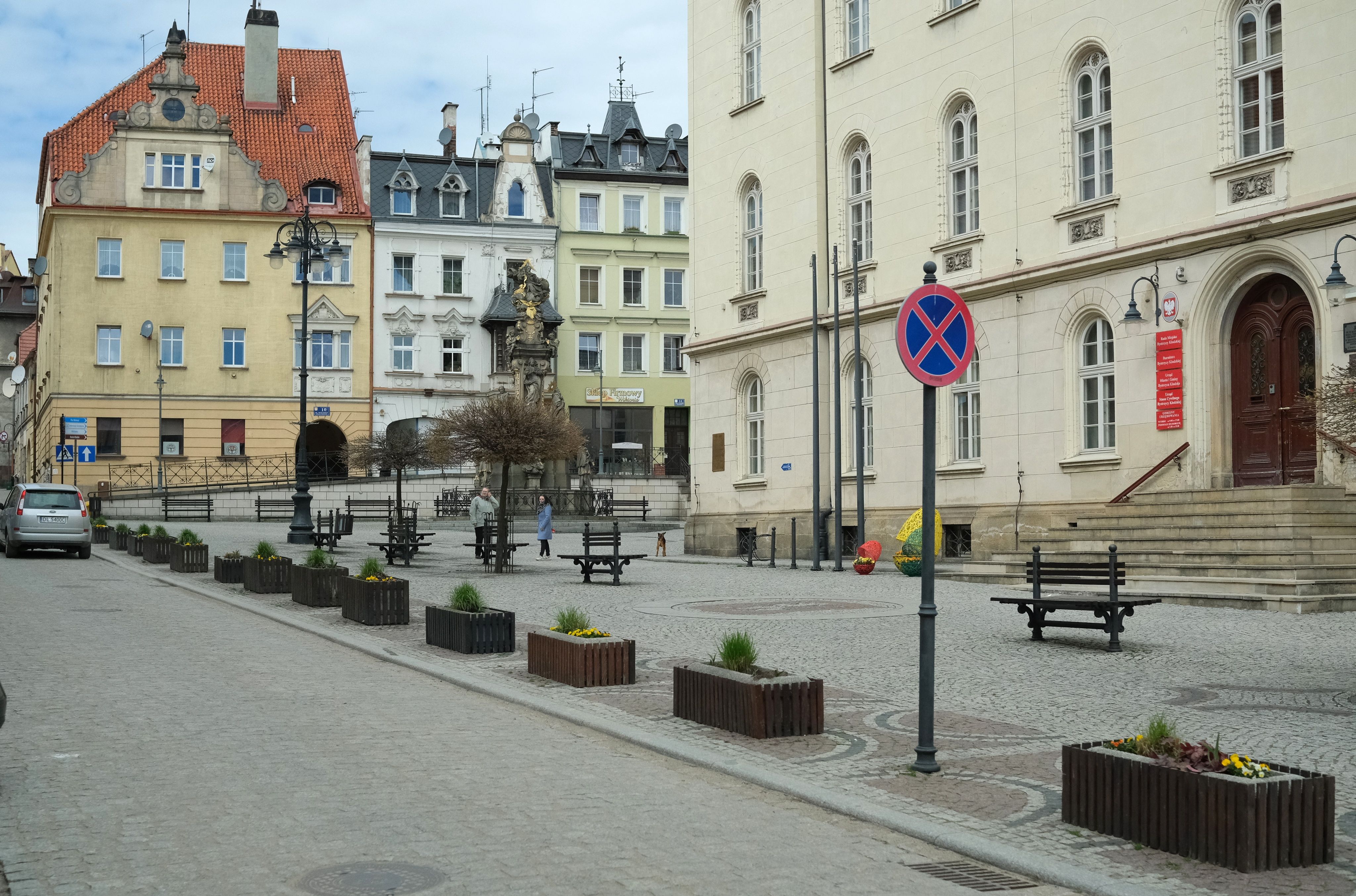 Wykończone podwórko z układaną kostką