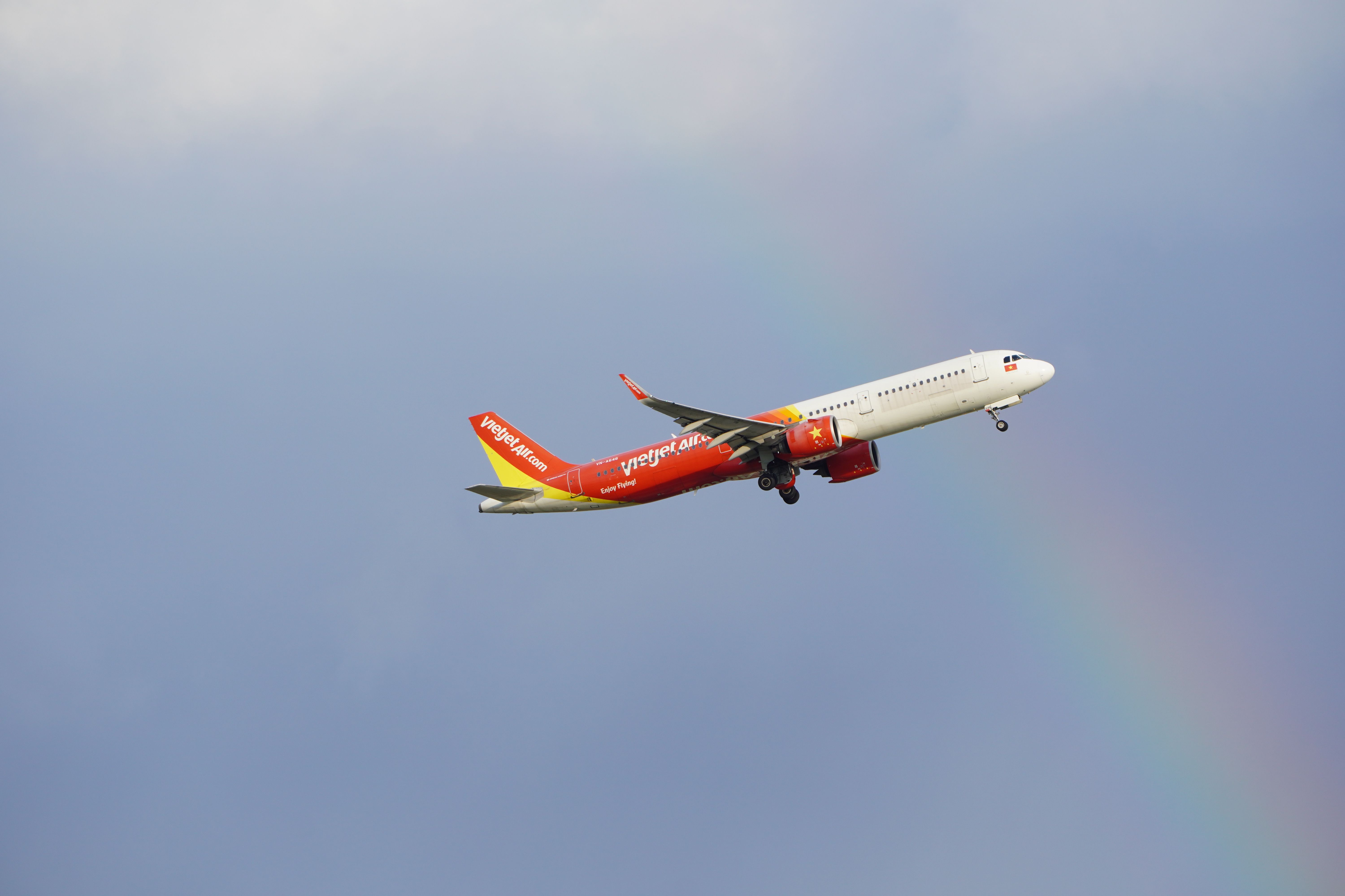 3 Airlines Offering Spirit-Like Fares in 2026: Budget Travel Is Still Alive on the Florida Suncoast — Photo by Tuan Vy  Spott