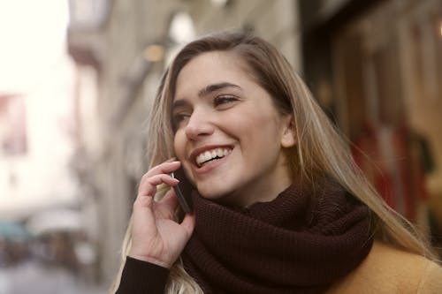 Mujer, En, Bufanda Marrón, Sonriente