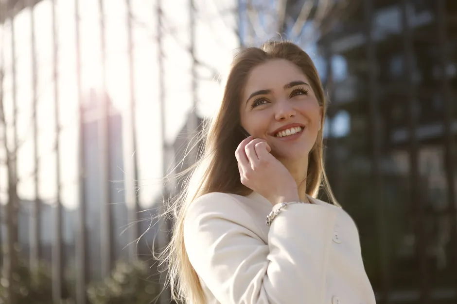 Femme souriante et confiante bénéficiant d'une solution auditive proposée par Europe Audition
