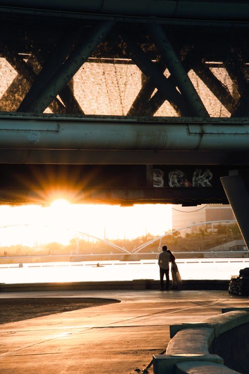 Free Silhouetted couple under a bridge at sunset in Tempe, Arizona. Stock Photo