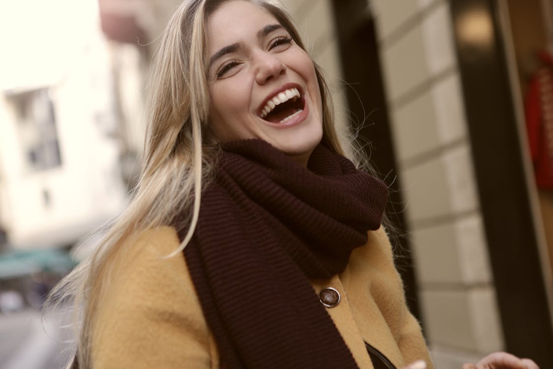 Gratis Una Mujer Alegre Foto de stock