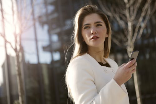 Vrouw In Witte Lange Koker