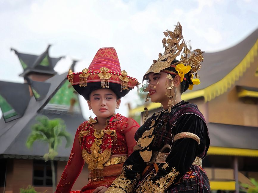 Tradisi Lokal vs Modernitas: Bagaimana Kita Menjaga Warisan Budaya?
