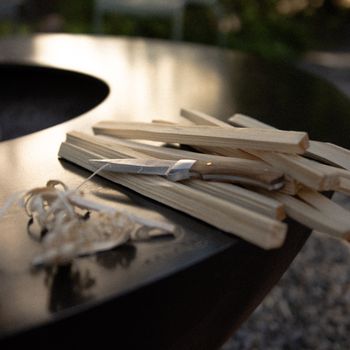 Riven splints and shavings on a bench, photo by River Augustin on Pexels