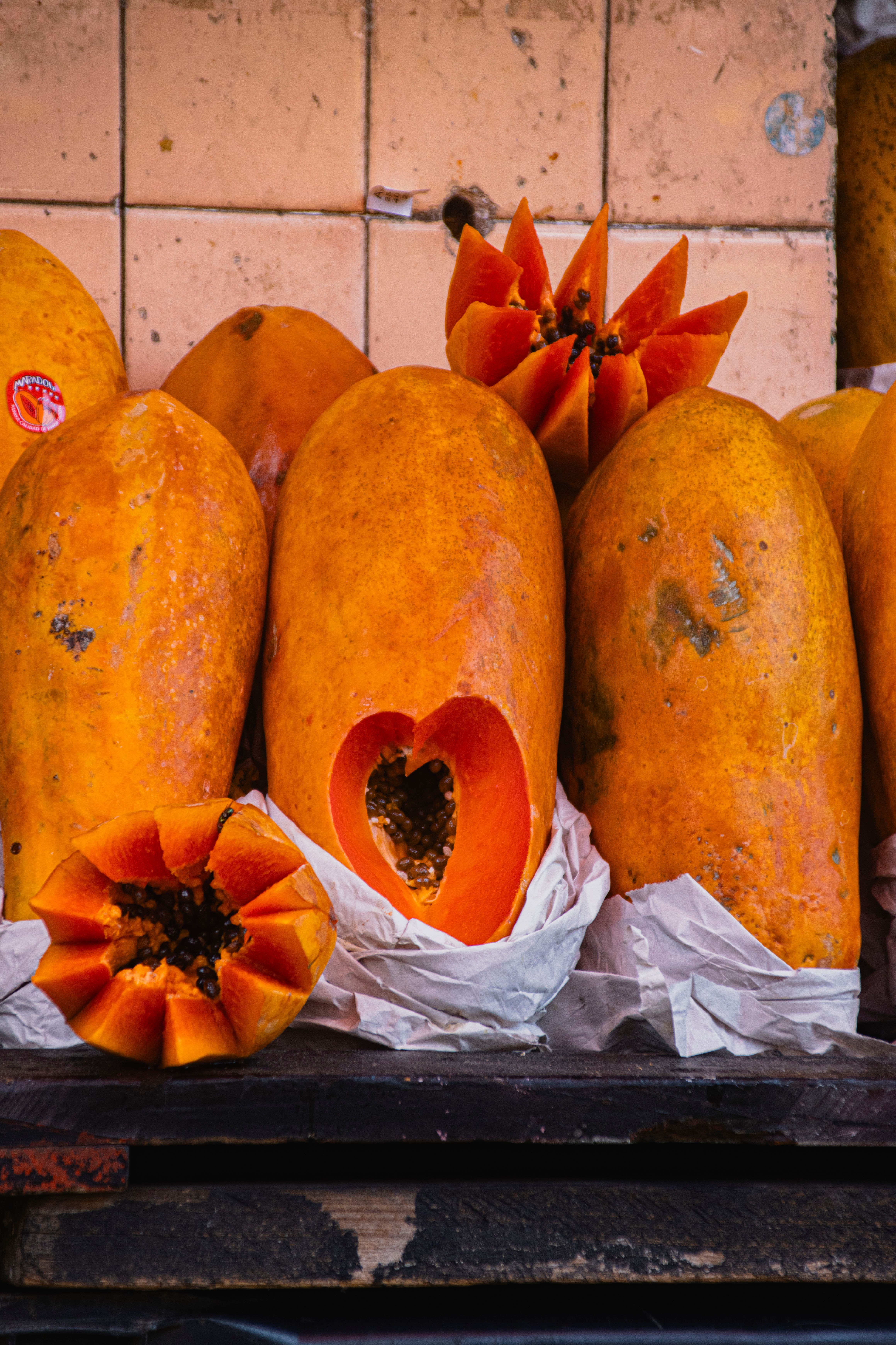 Freshly sliced papayas on display at a local market in Ciudad de México.