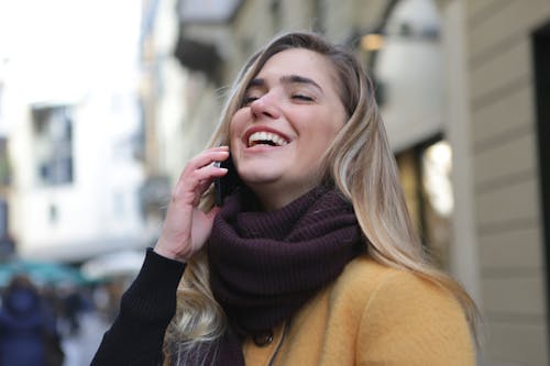 Foto d'estoc gratuïta de a l'aire lliure, adult, alegre