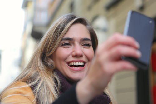 Ingyenes stockfotó arckifejezés, boldog, digitális eszköz témában