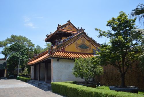 Free Beautiful traditional Asian temple with detailed architecture and lush greenery on a sunny day. Stock Photo