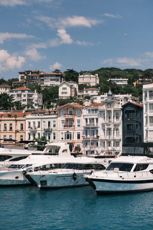 Free Idyllic view of luxury yachts docked along the vibrant Bosphorus shoreline in Istanbul, Türkiye. Stock Photo