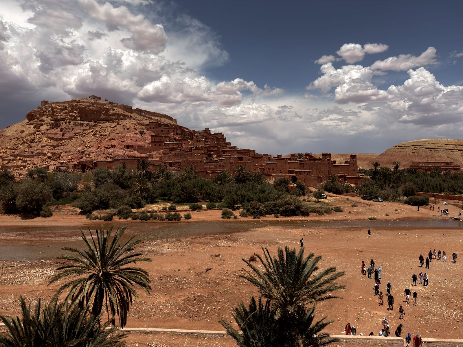 Guide voyage Ouarzazate 2026 — la kasbah en terre d'Ait Benhaddou classée UNESCO près d'Ouarzazate à l'heure dorée