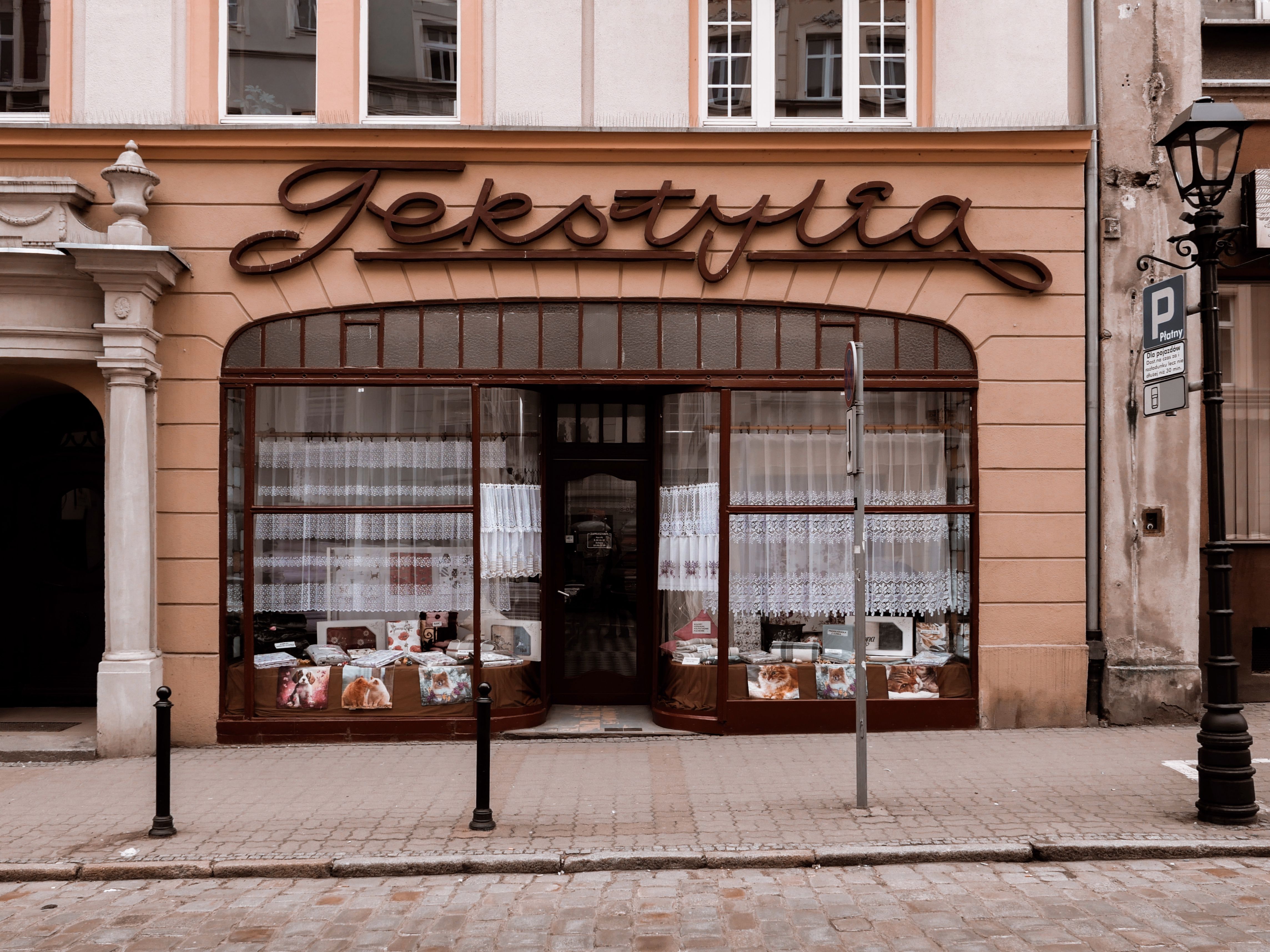 Vintage fasada sklepu tekstylnego na Dolnym Śląsku, Polska, prezentująca klasyczny design i tradycję handlu detalicznego.