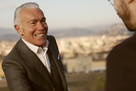 一位穿着西装的高级商人，在光天化日之下的户外会议上微笑着