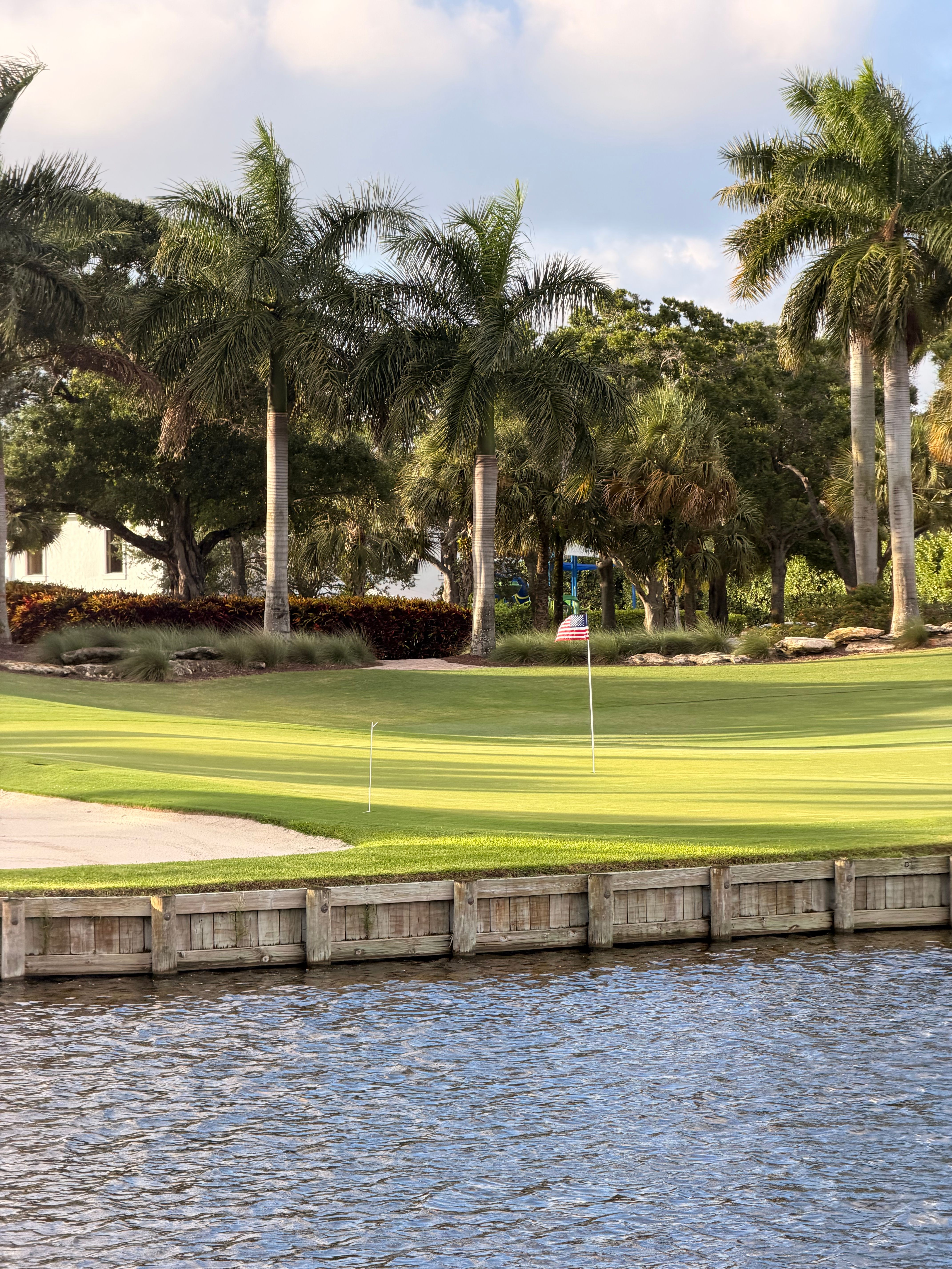 Palm-Lined Lake View in Boca Raton, Florida · Free Stock Photo