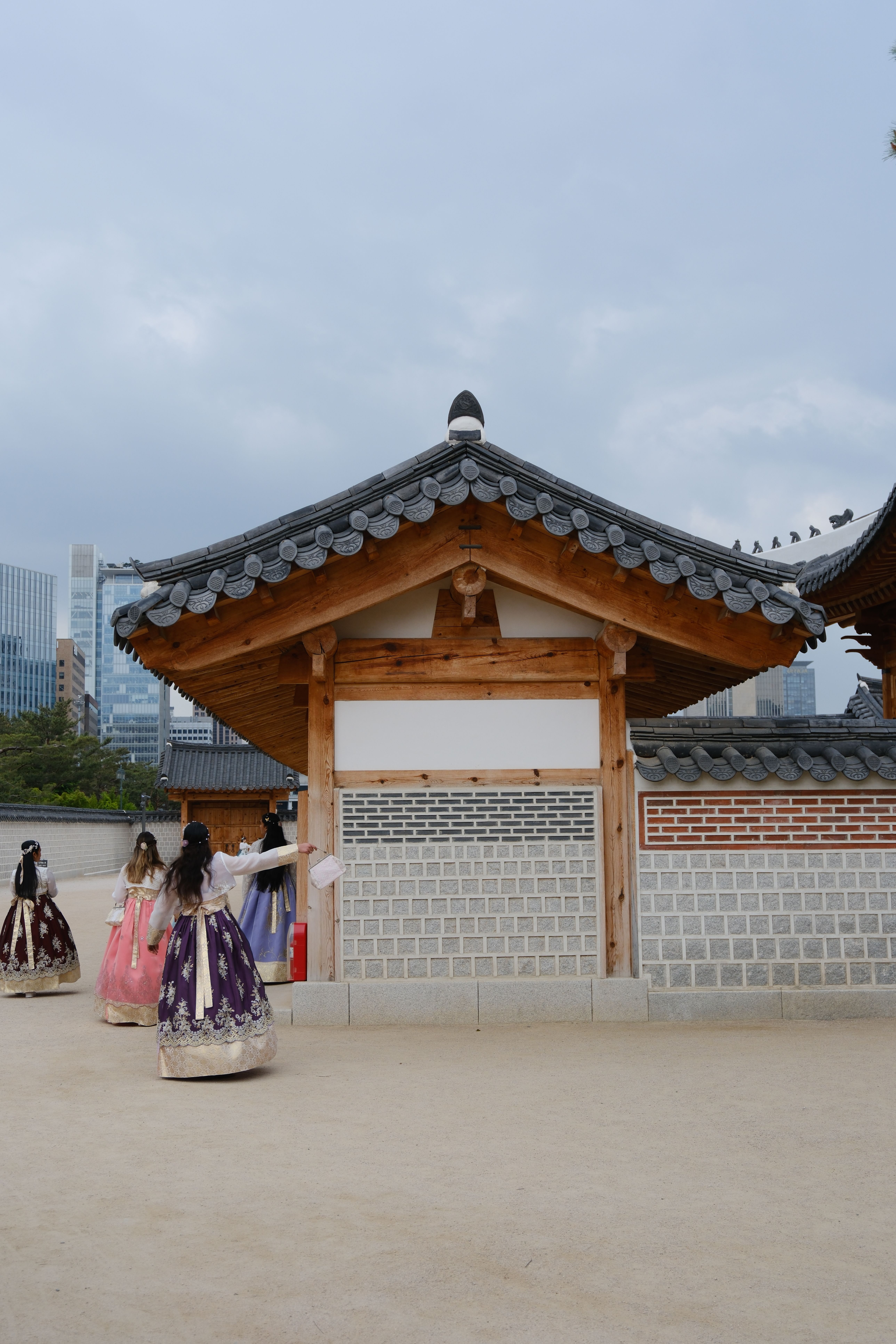 Wisatawan dengan pakaian tradisional setelah sewa hanbok Korea di kawasan palace Seoul