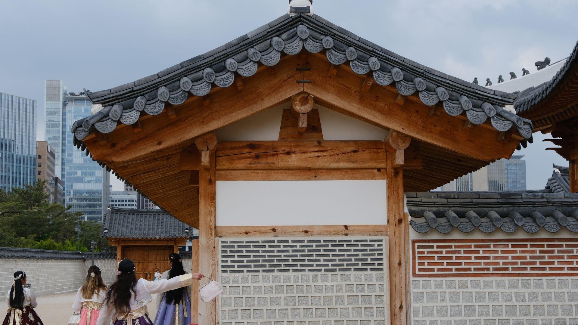 Wisatawan dengan pakaian tradisional setelah sewa hanbok Korea di kawasan palace Seoul