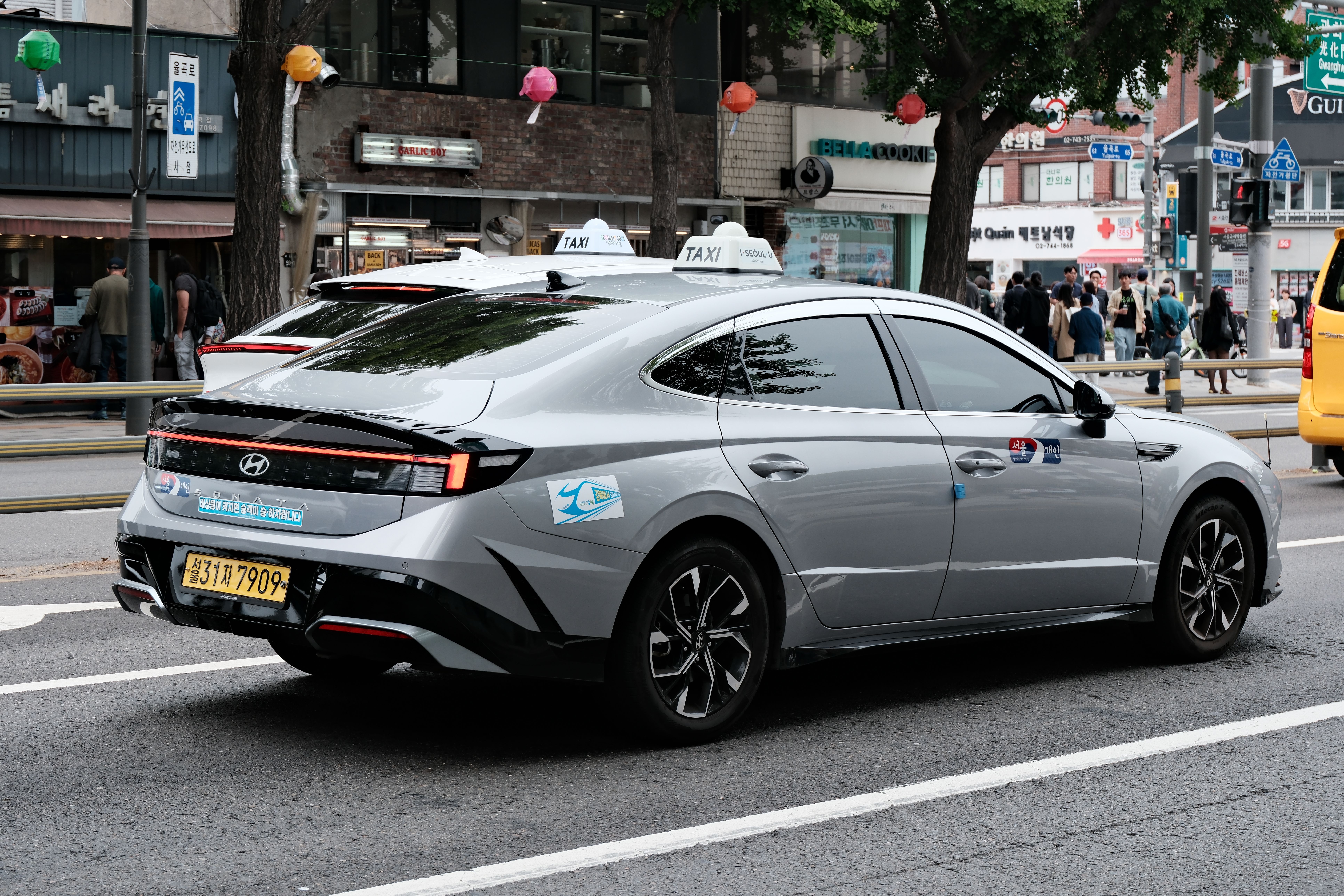 Hyundai taxi on a busy Seoul street for Korea ride-hailing guidance