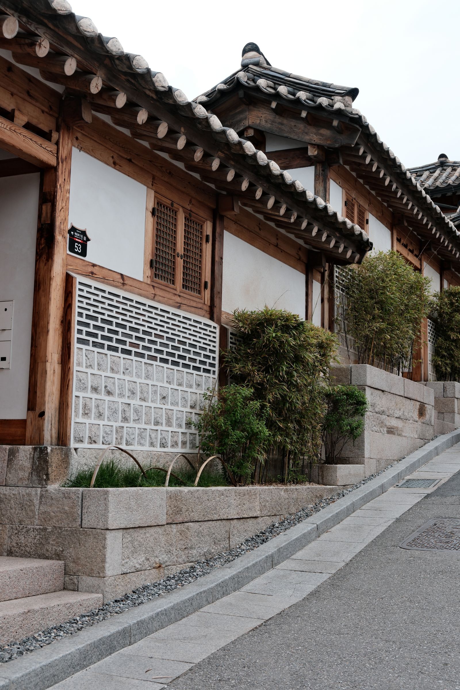 서울 한옥 골목과 전통 주거가 보이는 이사택일·이사 방향 상담 이미지