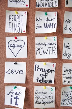 一系列印有励志信息的便利贴贴在软木塞板上