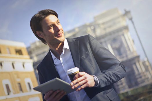 商人在户外自信地使用平板电脑和咖啡