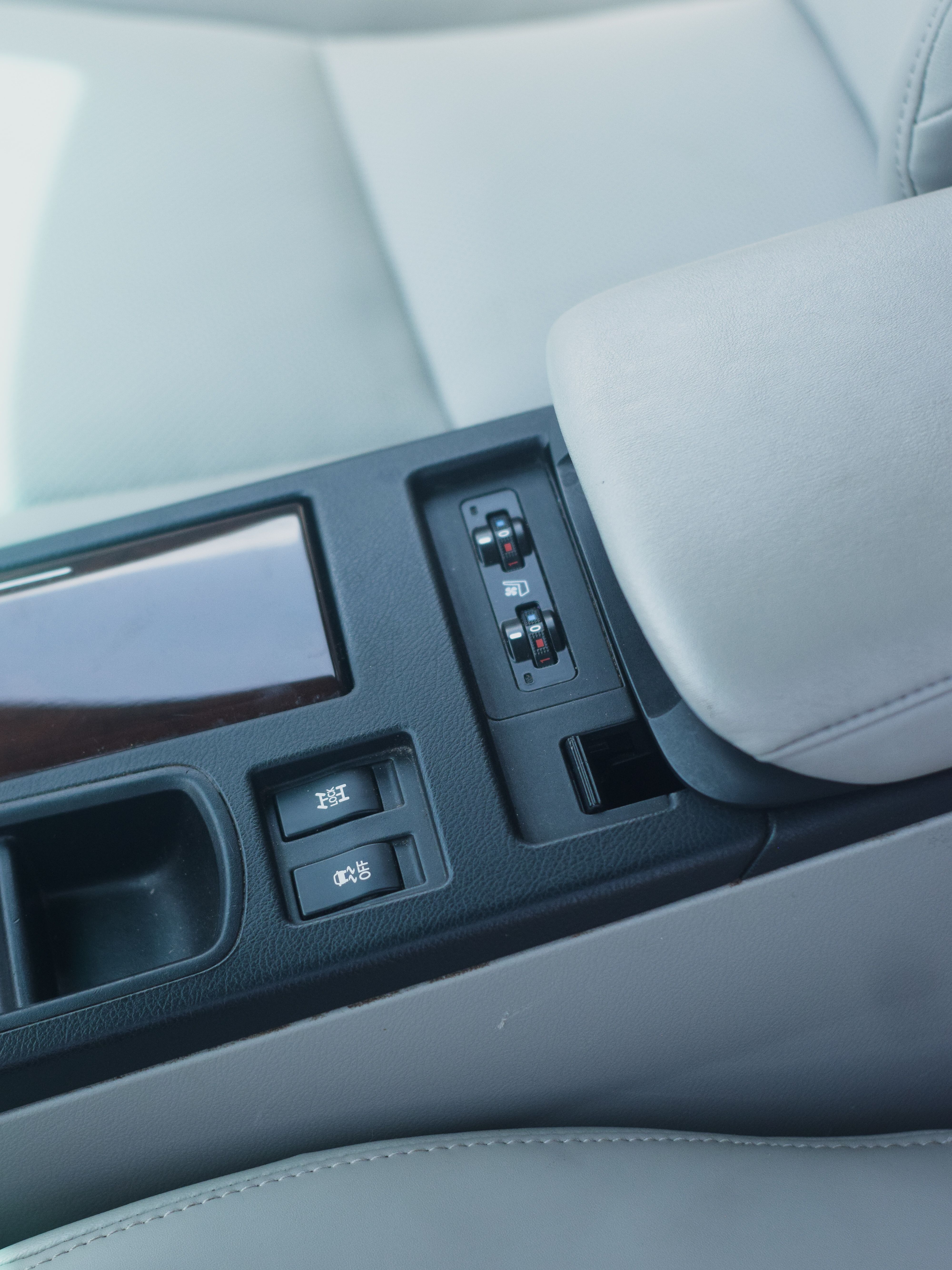 Vendedor segurando a chave enquanto o comprador ajusta o banco para o test-drive