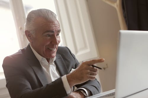 Homme En Costume Noir Souriant