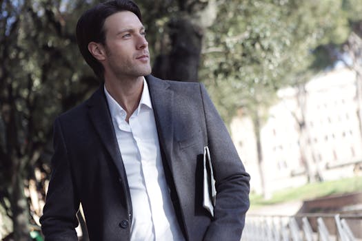 一位穿着正式服装的优雅年轻人，自信地站在户外