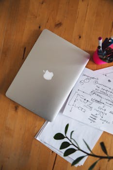 一张配有笔记本电脑、文件和笔筒的家庭办公桌，是远程工作的理想选择