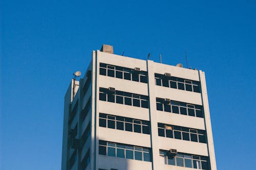 無料 灰色のコンクリートの建物のローアングル写真 写真素材