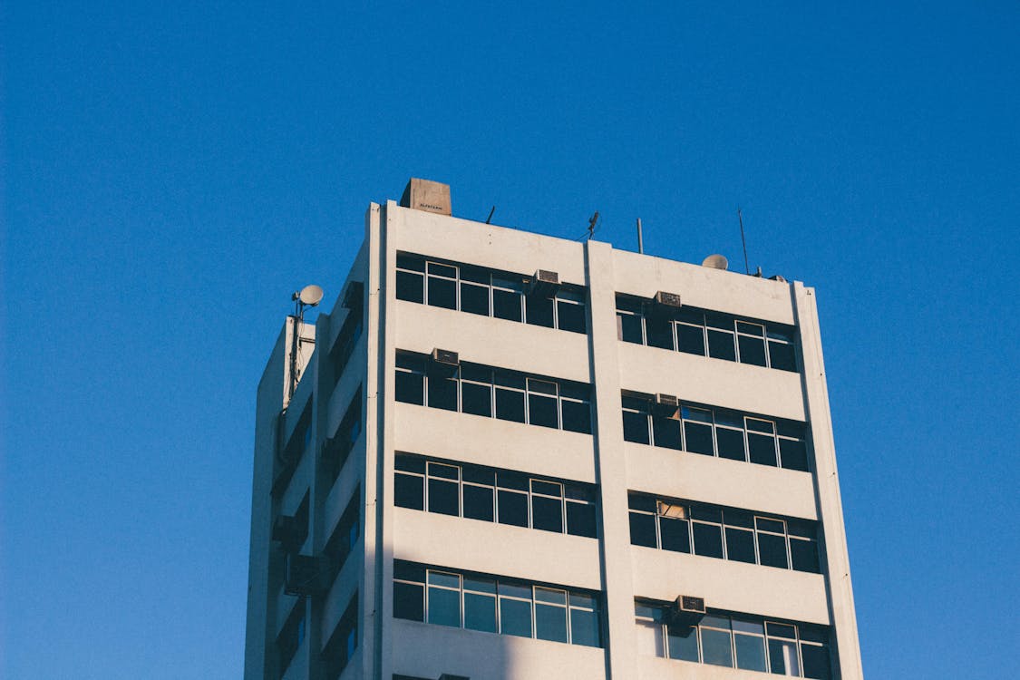 Photographie En Contre Plongée D'un Bâtiment En Béton Gris