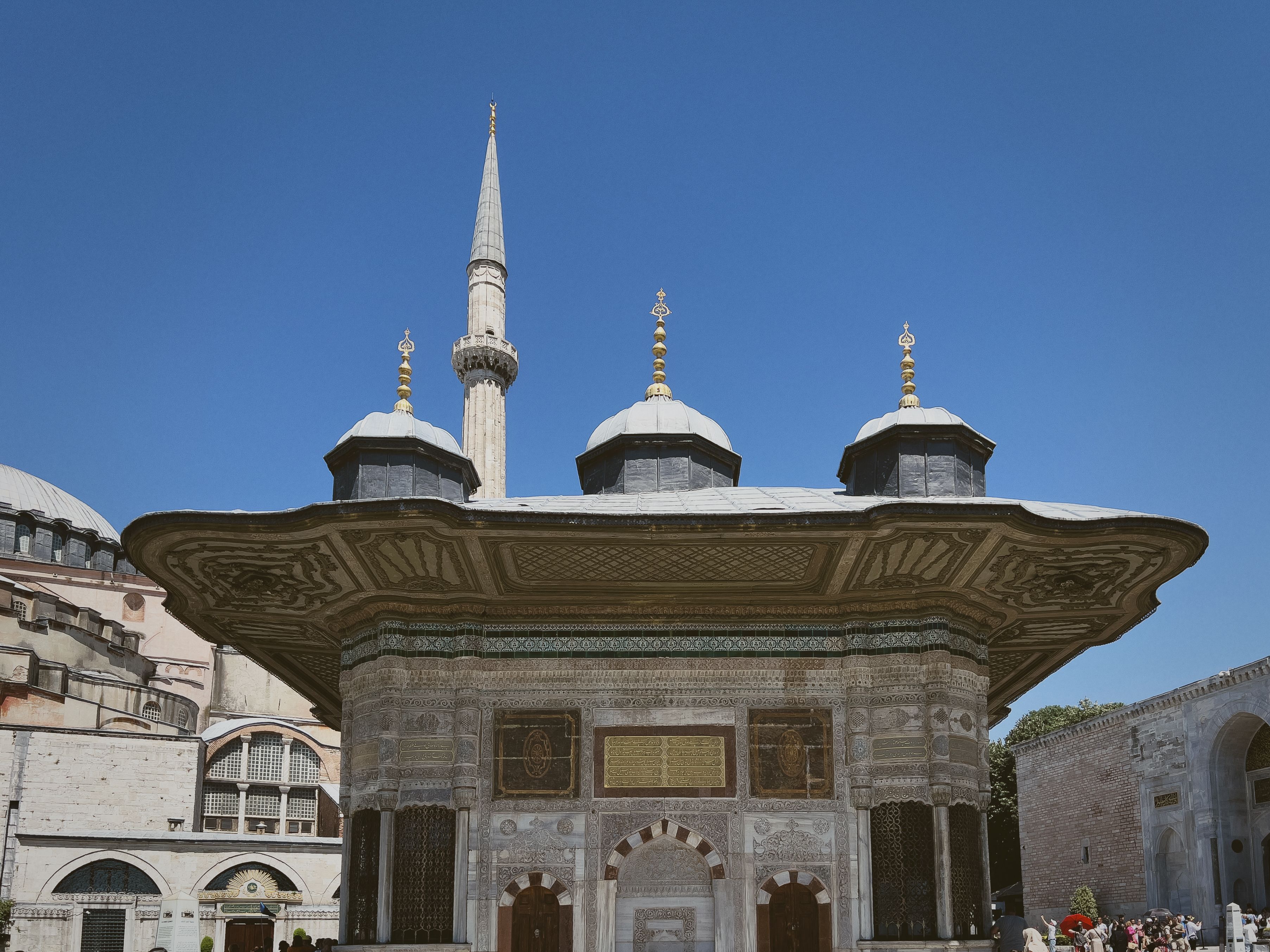 Osmanlı İmparatorluğu'nun Lale Devri dönemini simgeleyen lale motifleri, tarihi el yazmaları ve 18. yüzyıl yeniliklerini temsil eden kültürel görseller.