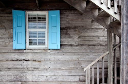棕色木製樓梯和藍色的窗戶