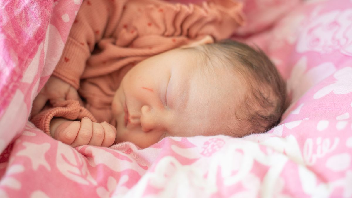 Bébé qui refuse de dormir dans la chaleur été solutions