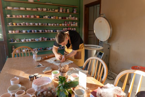 Keramikwerkstatt mit Regalen voller handgemachter Tassen