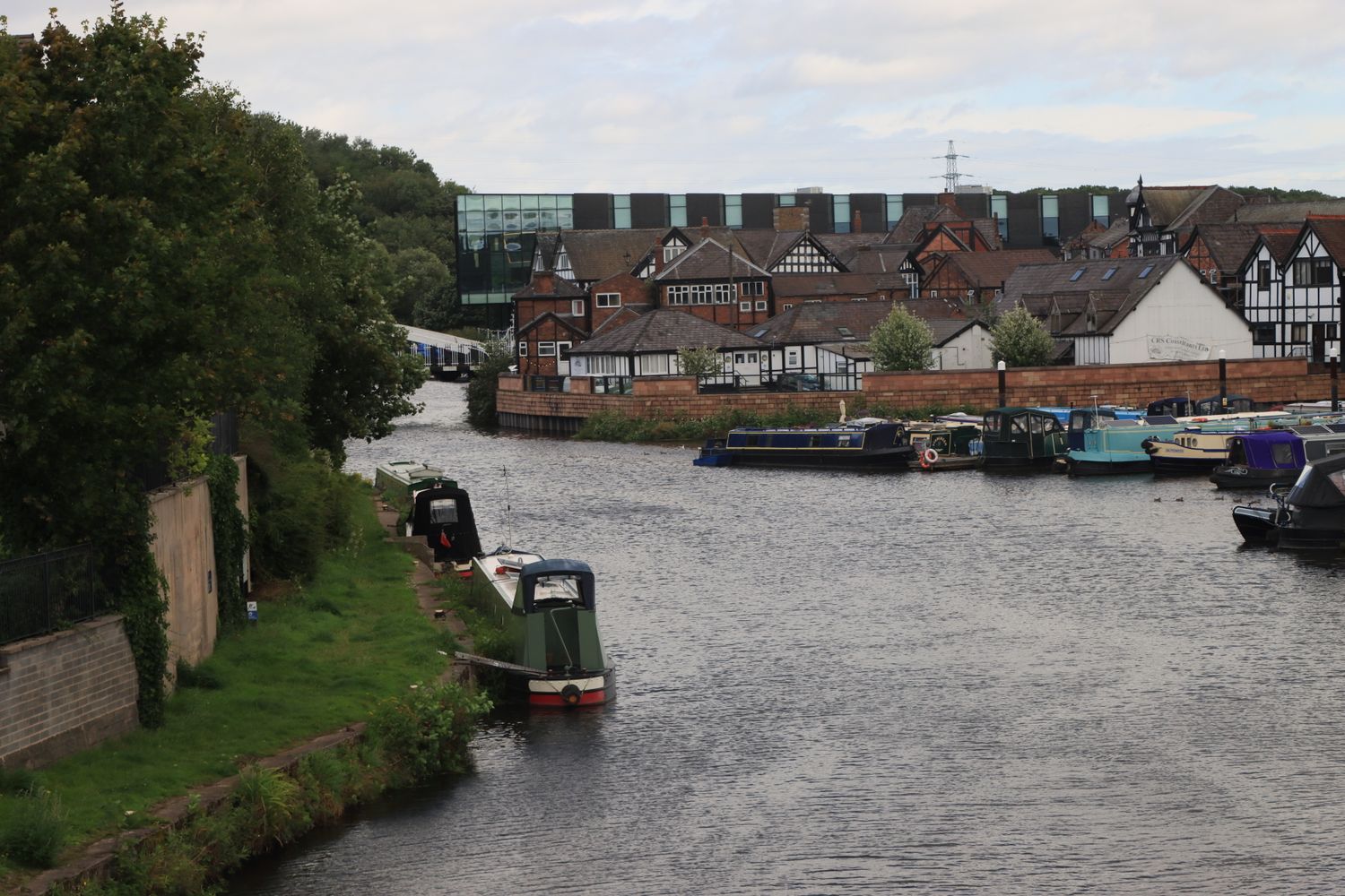 Una calle tranquila de Reading llena de hoteles