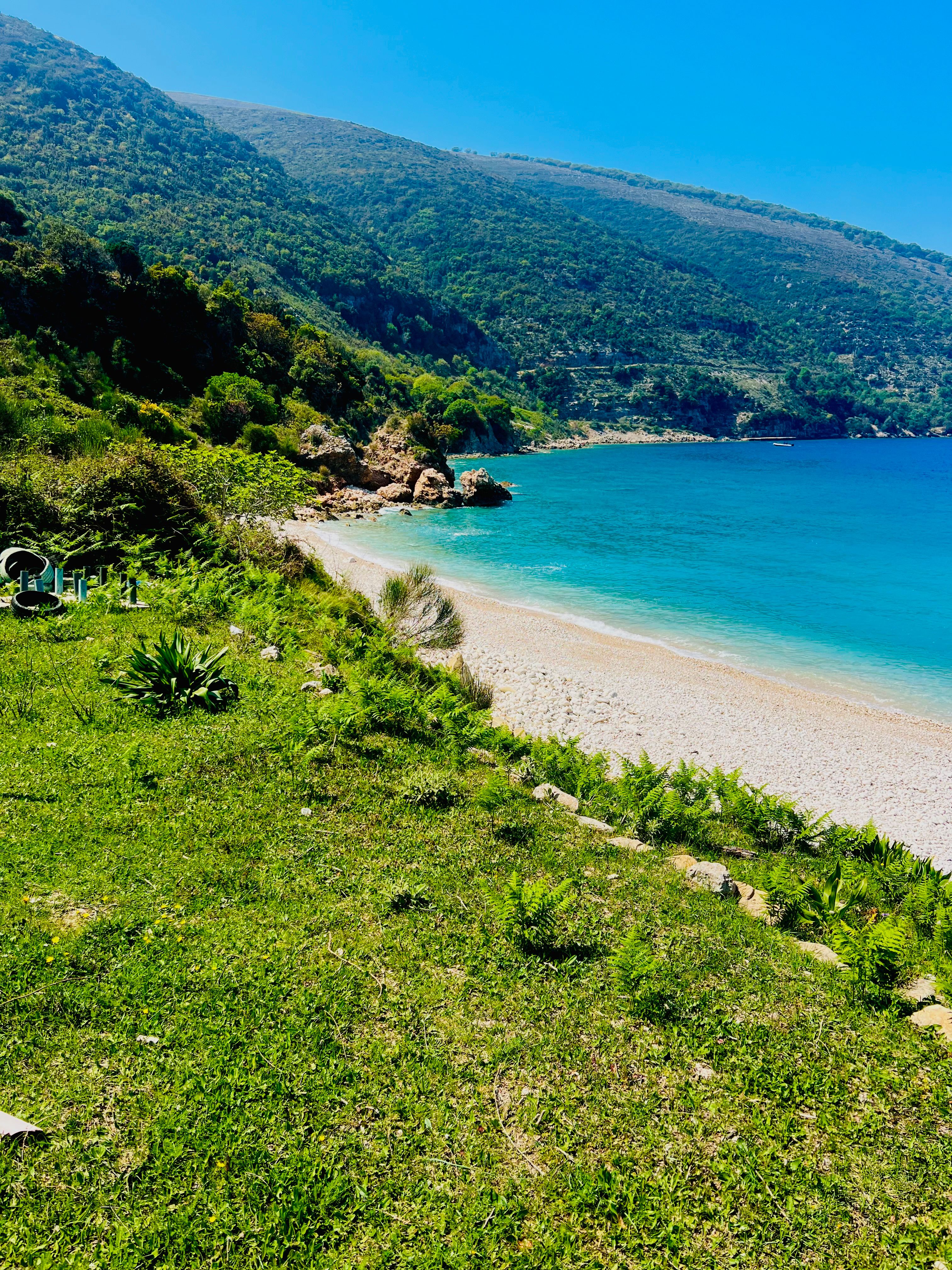 Munți care coboară abrupt în Marea Ionică pe Riviera Albaneză, lângă Himara