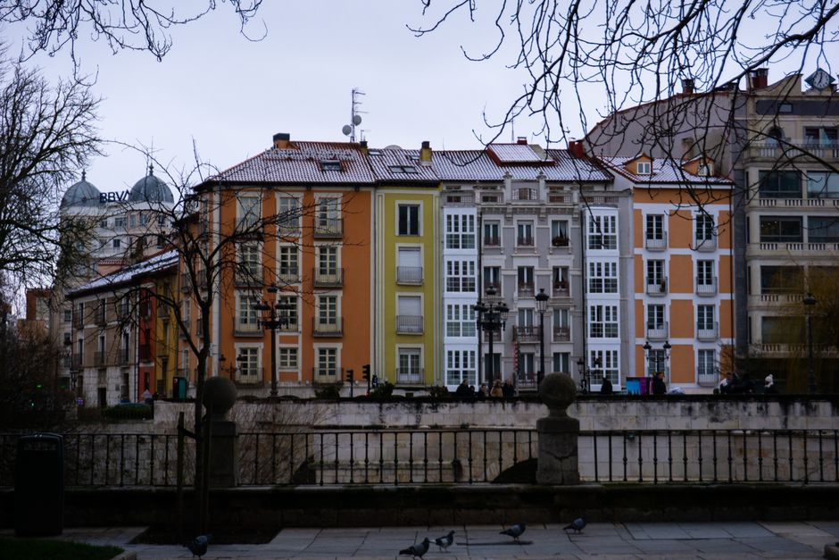 Encantadores edificios coloridos a lo largo de un río en Burgos, España.