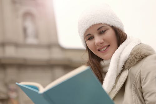 Mujer Encantada Disfrutando De La Lectura En Las Calles De La Ciudad