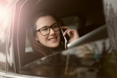 Foto De Vista Lateral De Una Mujer Con Teléfono Móvil