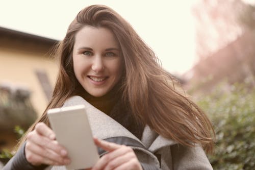 Femme Souriante, Tenue, Blanc, Téléphone Portable