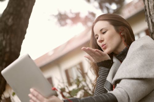 Vrouw In Grijze Jas Met Een Videogesprek