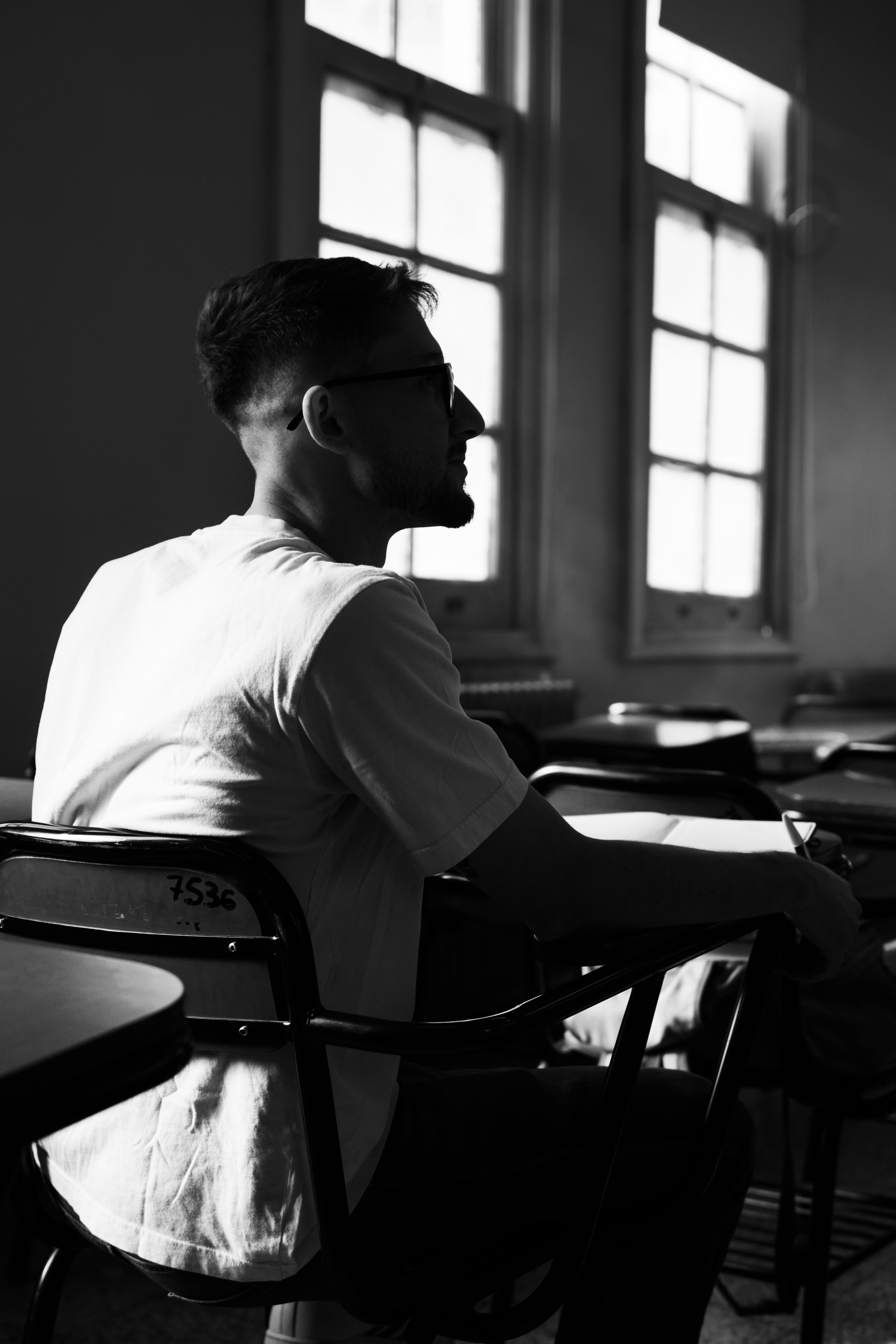 De franc Retrat artístic en blanc i negre d'un estudiant en una aula universitària de Buenos Aires. Foto d'estoc
